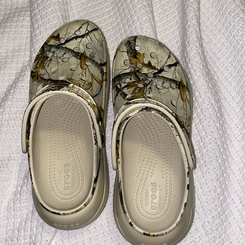 Like new platform crocs